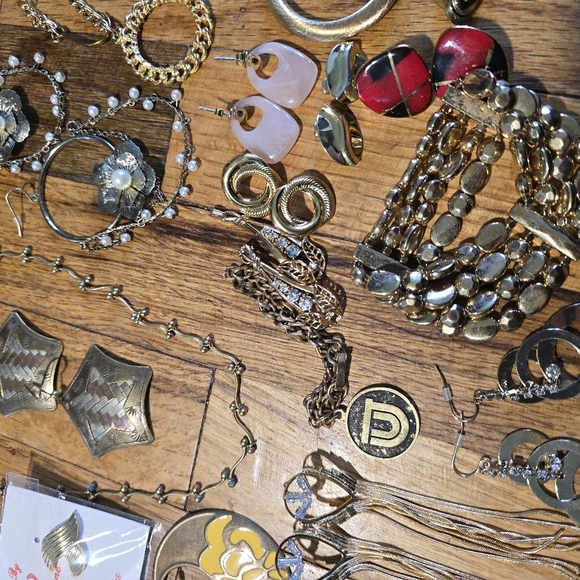 Vintage To Now Jewelry Lot Costume Estate Find Needs Cleaned. Mixed - Picture 6 of 14